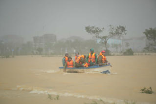 Huế: Nỗ lực tìm kiếm 3 người mất tích do mưa lũ