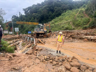 Quảng Ngãi: Hàng nghìn mét khối đất đá vùi lấp mặt đường đèo Lò Xo