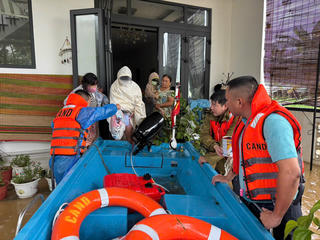 Đà Nẵng: Công an vượt lũ cứu sản phụ và người bệnh 