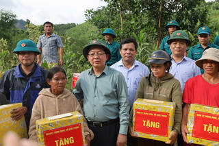 Phó Thủ tướng Hồ Quốc Dũng: Khẩn trương thông tuyến, chăm lo đời sống dân vùng lũ