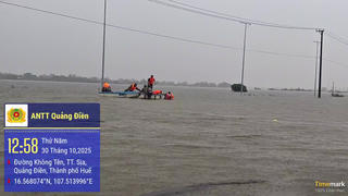 Huế: Cứu 6 người bị lật đò khi đi cứu trợ vùng lũ