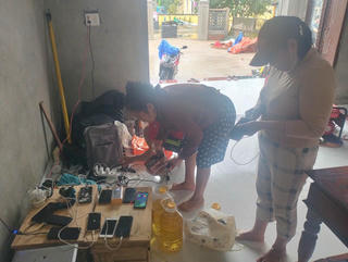 “Trạm sạc điện thoại 0 đồng” giúp người dân vùng lũ