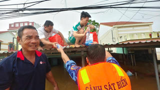 Bộ Tư lệnh Vùng Cảnh sát biển 2 hỗ trợ người dân vùng lũ