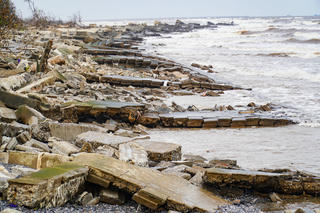 Hơn 2 km bờ kè khu du lịch Rạng Đông bị sóng đánh tan hoang