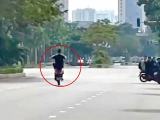 Hà Nội: Xác minh, xử lý vụ thanh niên bốc đầu xe máy gây nguy hiểm