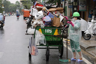 Huế: Huy động toàn lực dọn dẹp vệ sinh, sớm ổn định cuộc sống người dân sau lũ