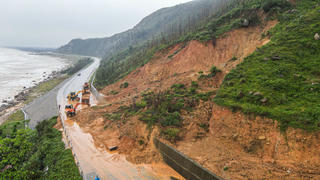 Mưa lớn gây sạt lở nghiêm trọng, nhiều tuyến đường ở Hà Tĩnh bị chia cắt