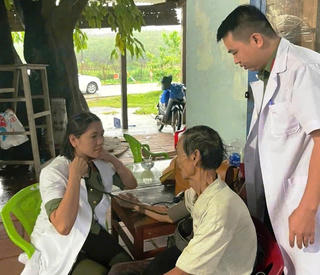 Đà Nẵng: Những chiến sĩ áo trắng lặng thầm giữa thiên tai cứu người