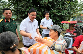 Chủ tịch Mặt trận TP Đà Nẵng thăm, động viên người dân vùng lũ 