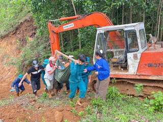 Quảng Ngãi: Dân quân khiêng người bị tai biến vượt sạt lở đi cấp cứu