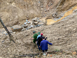 Quảng Ngãi: Hơn 100 người mở đường mòn tiếp tế 5 thôn bị cô lập