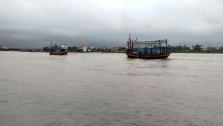 Quảng Trị: 2 tàu cá bị đứt neo, trên 10.000 học sinh tạm nghỉ học