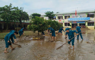 Đà Nẵng: Nước vừa rút, bà con chung tay làm sạch môi trường