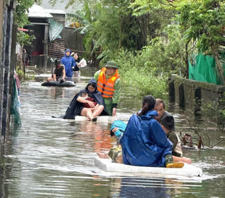Hà Tĩnh: Tiếp tục mưa lớn, hồ Kẻ Gỗ tăng lưu lượng xả tràn