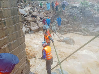 Đà Nẵng: Cứu kịp thời nữ giáo viên sắp sinh mắc kẹt giữa vùng lũ dữ 