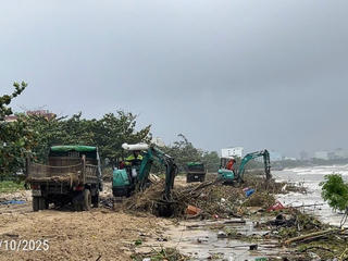 Căng mình dọn rác sau lũ ở biển Đà Nẵng