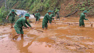 Đà Nẵng: Bộ đội ra quân dọn vệ sinh, hỗ trợ người dân sau mưa lũ