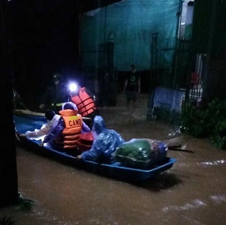 Hà Tĩnh: Lũ lên nhanh, hơn 2.900 hộ dân xã hạ du hồ Kẻ Gỗ bị ngập 