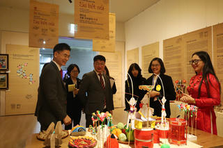 Trưng bày nghệ thuật sắp đặt “Đồ chơi dân gian Việt: Sự kết nối” tại Busan, Hàn Quốc 