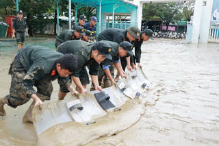 Hành trình nghĩa tình trong khắc phục hậu quả mưa lũ của Công an Quảng Trị tại TP Huế