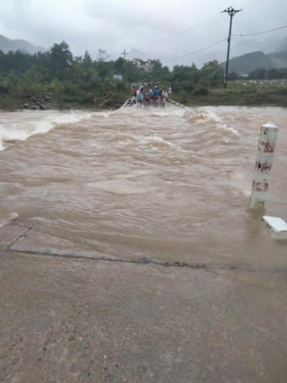 Quảng Trị: Băng qua ngầm tràn bị ngập, một người bị nước lũ cuốn trôi