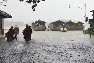 Không khí lạnh tăng cường, Trung Trung Bộ mưa lớn kéo dài đến ngày 4/11