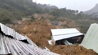 Đà Nẵng: Sạt lở vùi lấp 6 căn nhà