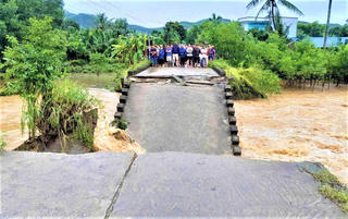 Quảng Ngãi: Cầu sập, 250 hộ dân bị cô lập