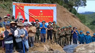 Cán bộ, chiến sĩ và người dân Ngọc Linh chung sức khắc phục sạt lở sau bão