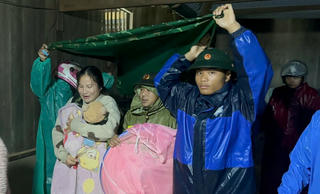 Đà Nẵng: Sạt lở đất đá, hàng chục hộ dân sơ tán trong đêm