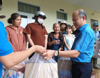 Công đoàn chăm lo người lao động bị ảnh hưởng bão lũ