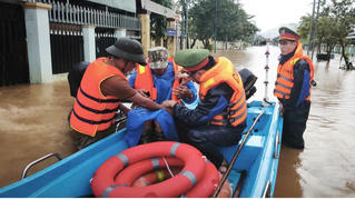 Đà Nẵng: Kịp thời cứu người dân đột quỵ giữa mưa lũ