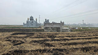 Báo động tình trạng xây dựng mồ mả tự phát - Bài 1: Muôn kiểu lăng mộ mọc tự phát
