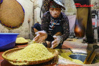 Người Mễ Trì khéo léo giã nếp non, tạo ra tinh hoa mùa Thu Hà Nội