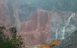 Hà Tĩnh: Sạt lở núi ở xã Cẩm Trung, nhiều tài sản của người dân bị hư hỏng