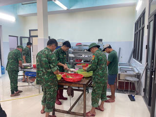 Quảng Trị: Cán bộ chiến sĩ nấu cơm, chuẩn bị thực phẩm tiếp tế cho người dân bị nước lũ cô lập