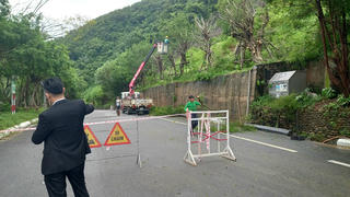 Đà Nẵng: Phong tỏa đường, đề phòng sạt lở tại bãi Bắc bán đảo Sơn Trà