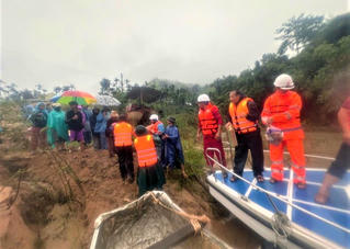 Quảng Ngãi: Dùng đường thủy tiếp tế người dân thôn Đăk Doa bị cô lập