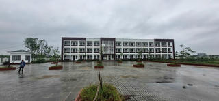 Trường mới xây hàng chục tỷ đồng bỏ không, cô trò chen chúc trong phòng học cũ xuống cấp