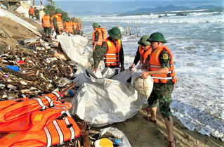 Đà Nẵng: Khẩn trương gia cố bờ biển An Bàng ứng phó bão số 13