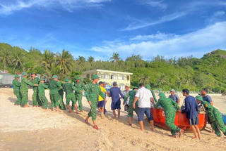 Gia Lai: Bộ đội Biên phòng hỗ trợ người dân ứng phó bão số 13