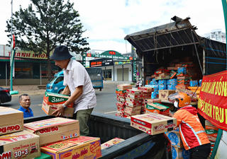 Lâm Đồng: Hơn 6 tấn rau xanh và 10 tấn gạo ủng hộ bà con vùng lũ lụt các tỉnh miền Trung