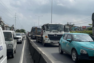 Rào một phần Quốc lộ 1A thi công nút ngã tư Đình (TPHCM): Dòng xe ô tô nhích từng chút một