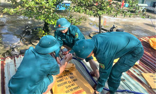 Đà Nẵng: Hỗ trợ người dân chằng chống nhà cửa, ứng phó bão số 13
