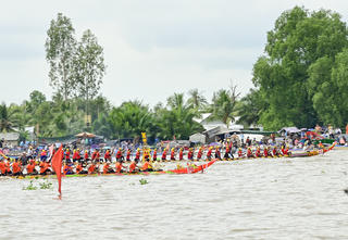 Hàng nghìn người đổ về An Giang xem đua ghe ngo 