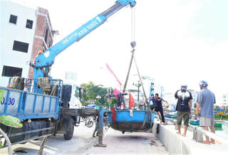 Gia Lai: Ngư dân khẩn trương neo đậu tàu thuyền tránh bão số 13