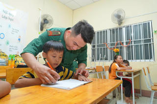 Chung tay xóa mù chữ nơi vùng biên