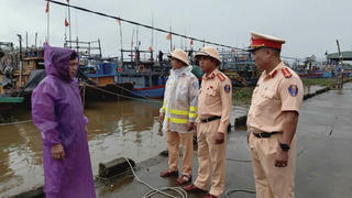 Đà Nẵng: Công an hỗ trợ người dân ứng phó bão số 13