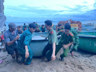 Cảnh sát cơ động Đắk Lắk xuất quân hỗ trợ nhân dân chống bão