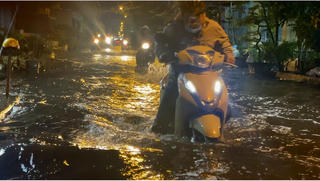 TP Hồ Chí Minh: Hàng loạt tuyến đường chìm trong biển nước vì triều cường "tấn công".